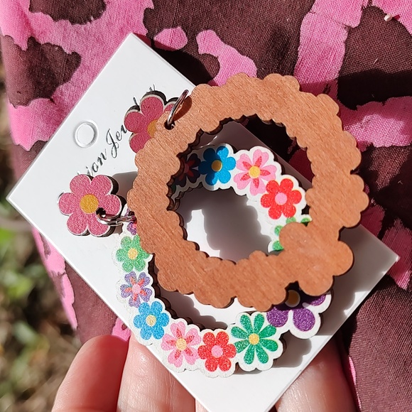 NWT pushing up daisies round drop earrings red☀️☀️ CCO sale - Picture 2 of 3